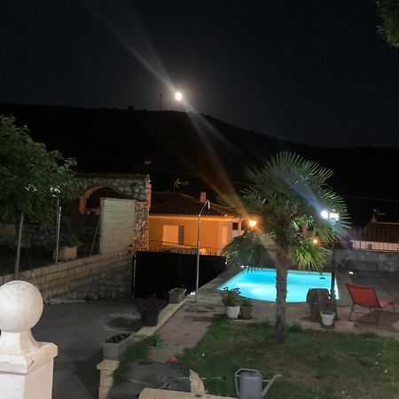 Apartamento Con Piscina Chiloeches Exterior photo